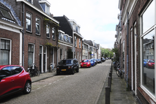 904166 Gezicht in de Bekkerstraat te Utrecht, met de huizen Bekkerstraat 74 (links) -hoger.